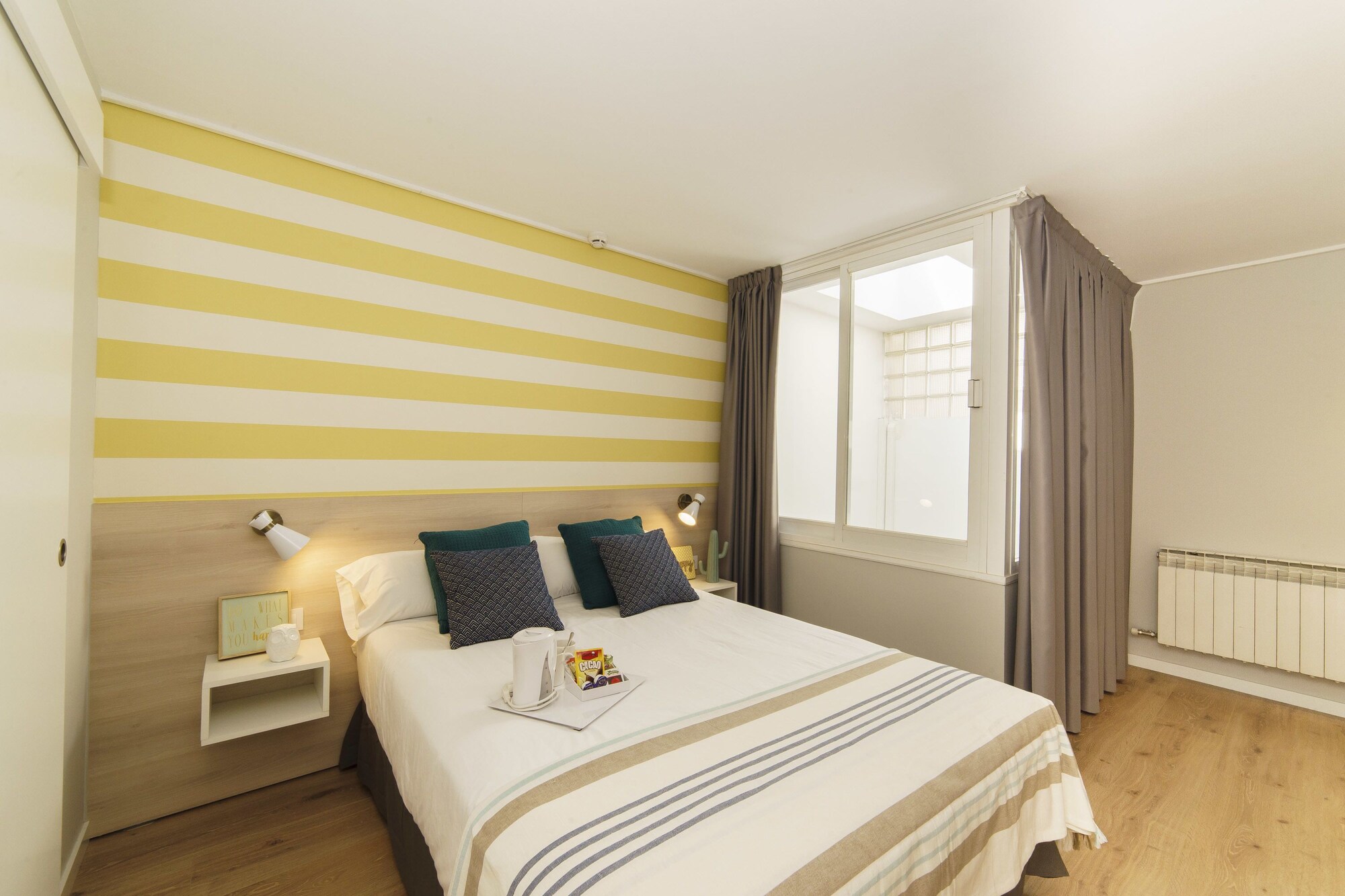 غرفة بسرير كوين بشرفة، Pillow House 3/8