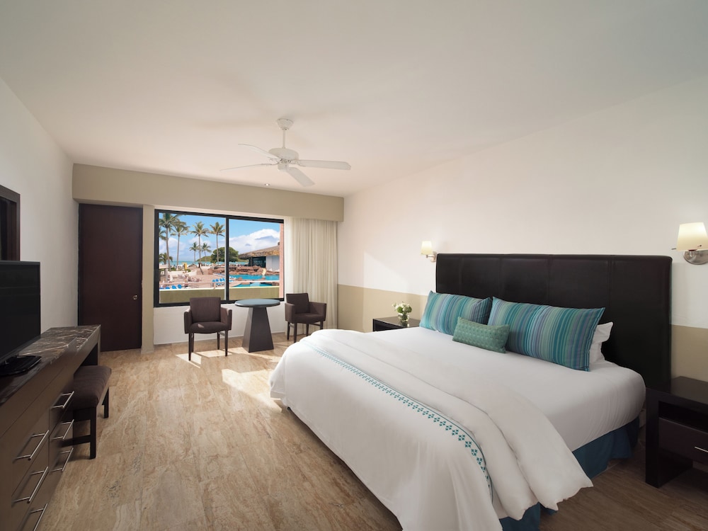 Room, Pool View