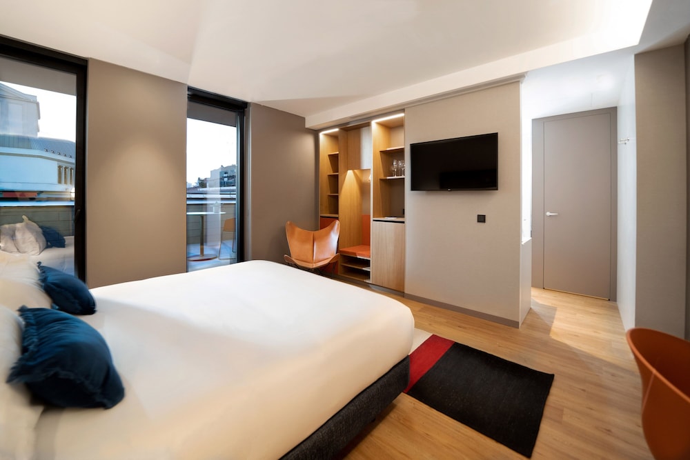 DELUXE, DOUBLE BED, PLAZA VIEW, TERRACE
