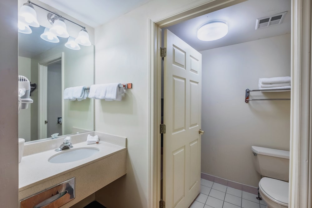 Red Roof Inn Hendersonville 12/32
