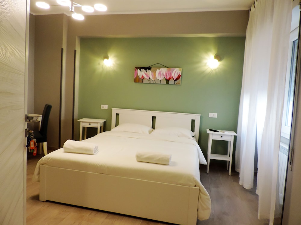 Pretty Tiburtina Room 8/28