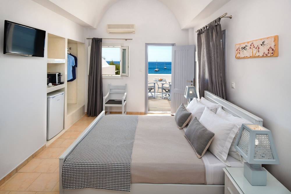Akrotiri Hotel 5/50