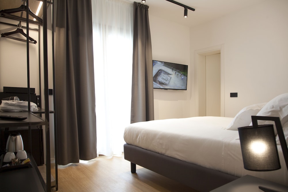 SUITE, QUEEN BED, SOFA, BALCONY