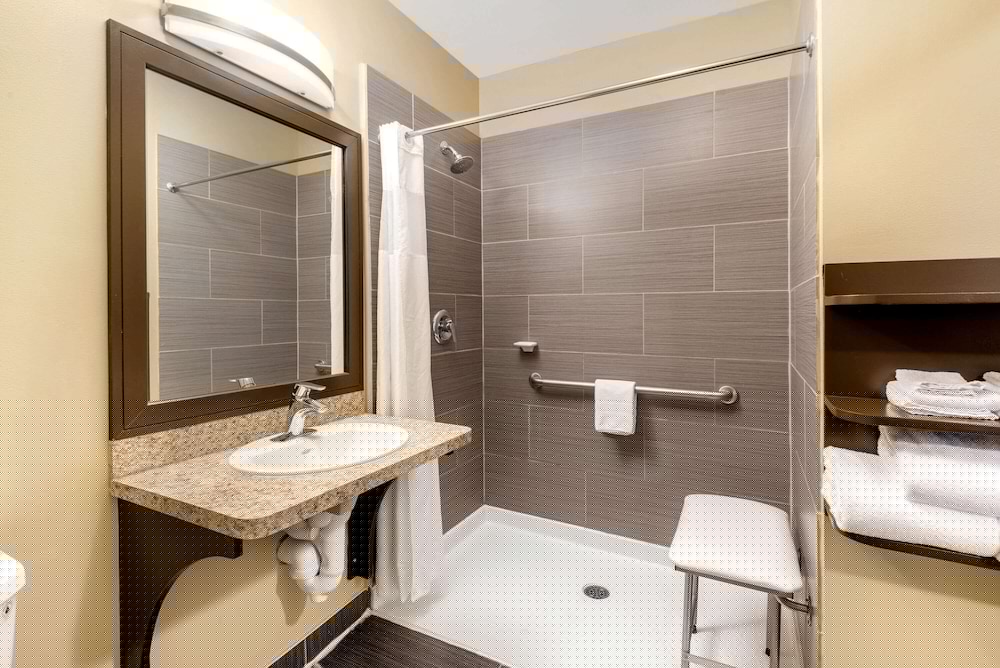 La Quinta Inn & Suites by Wyndham Oshawa 25/48