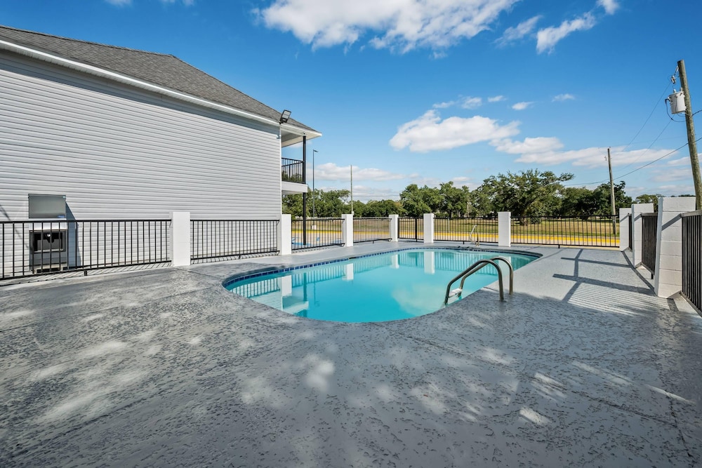 Econo Lodge Biloxi Beach 24/43