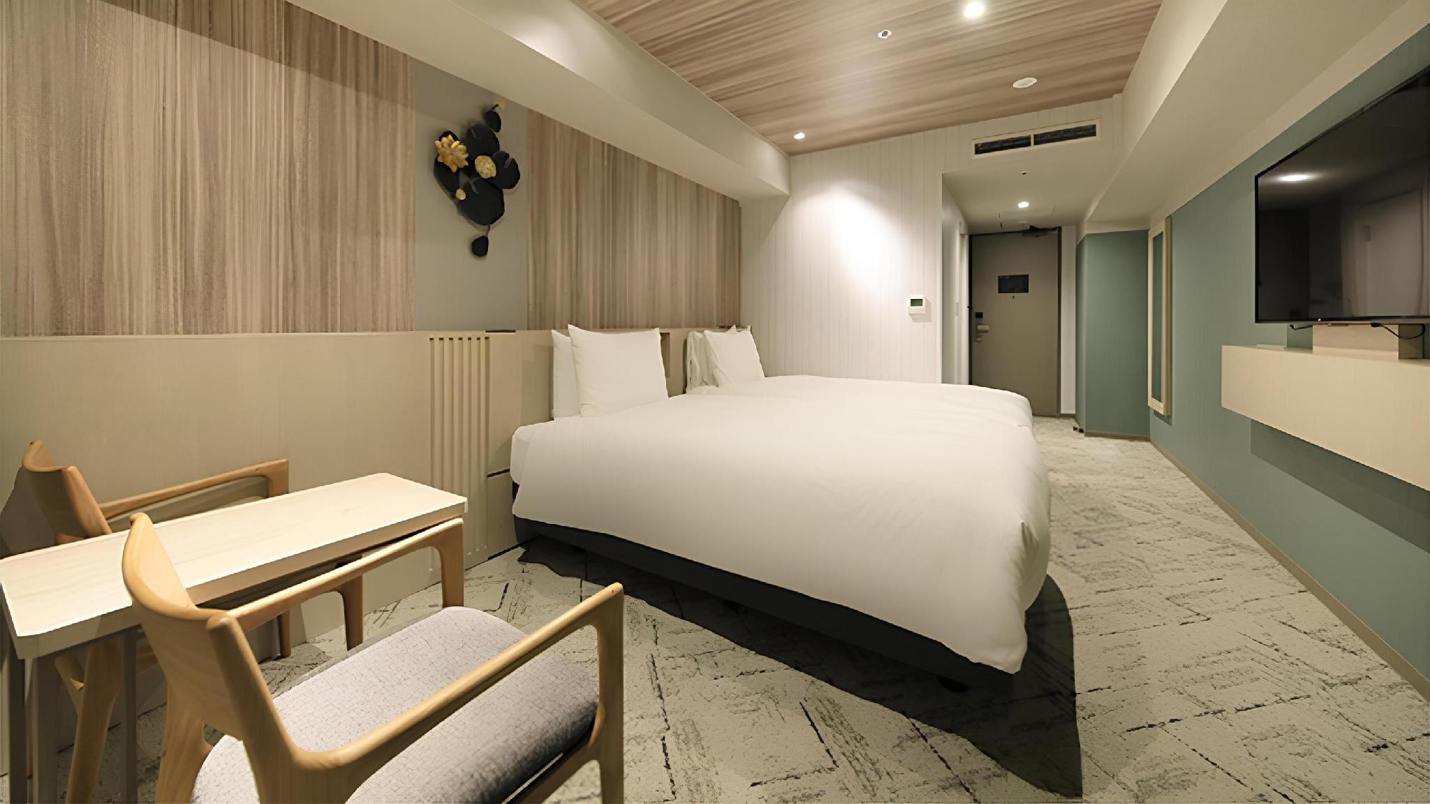 Compact, Single, Twin Beds, Smoking