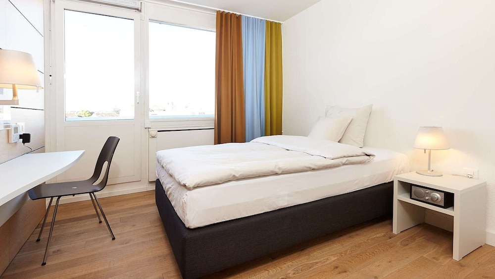 ROOM, SINGLE