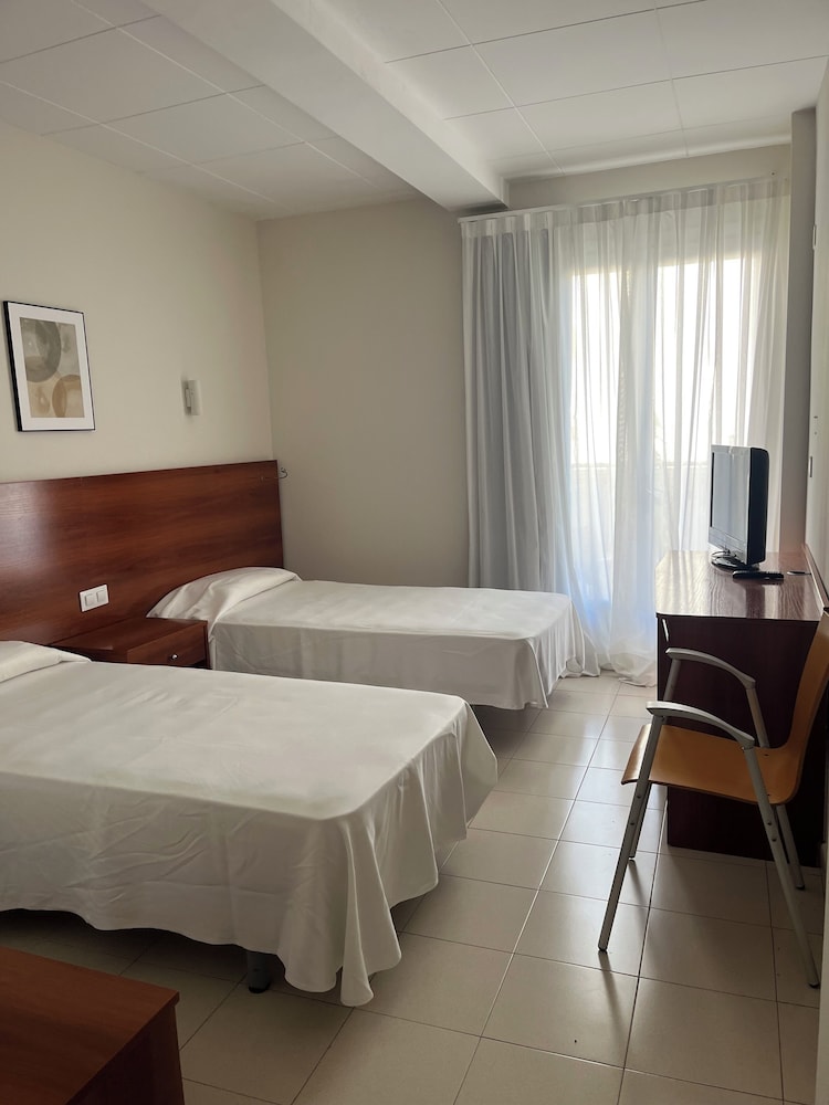 ROOM, DOUBLE OR TWIN BED
