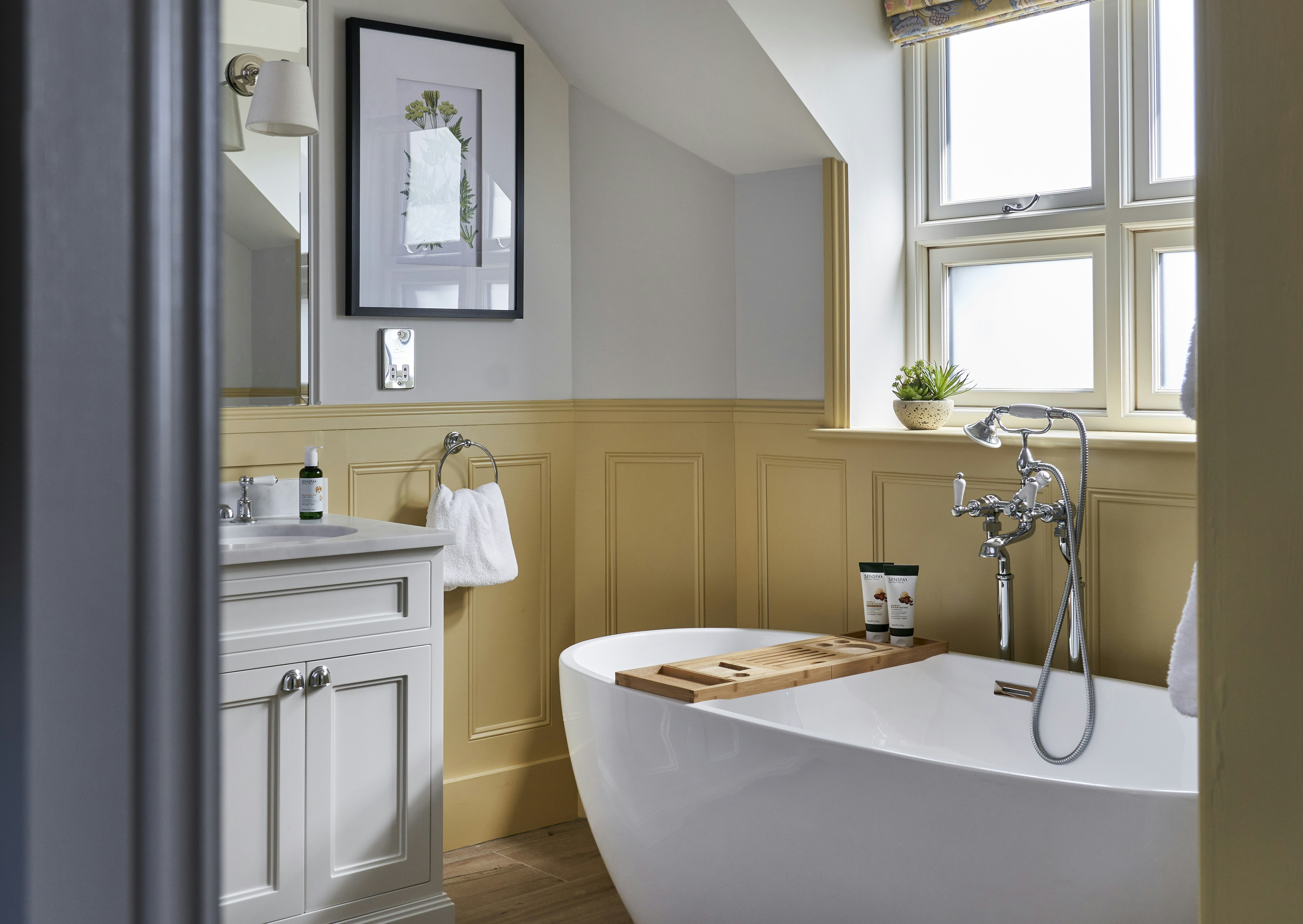 The Montagu Arms Hotel 34/36