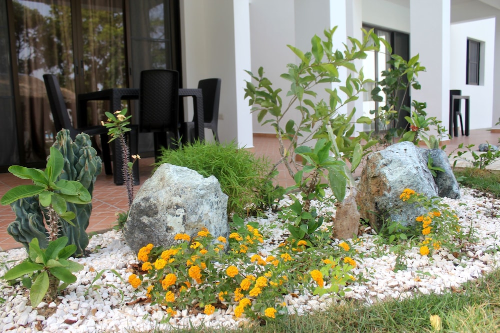 Coral Blanco Hotel 61/73