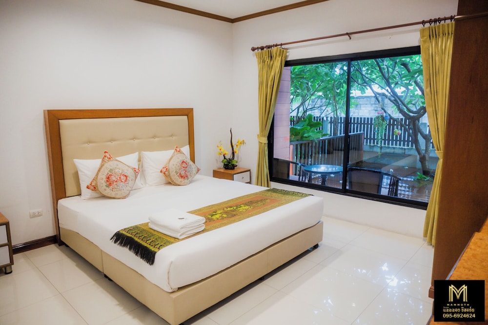 DELUXE, KING BED