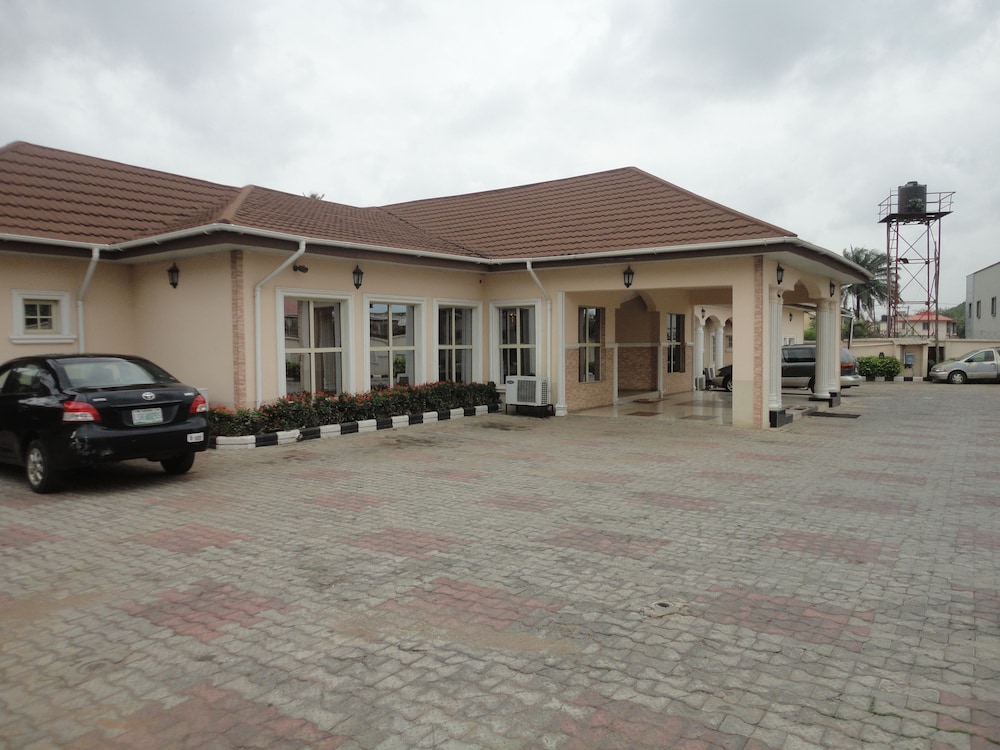 Sdm Tavern And Suites 23/27