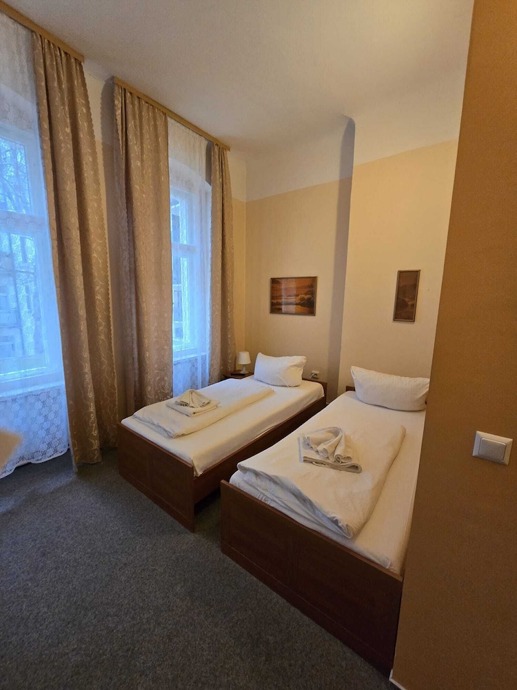 ROOM, DOUBLE BED
