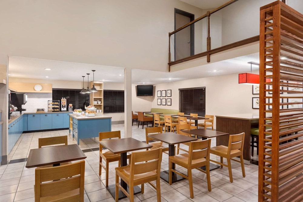 Country Inn and Suites by Radisson, Dahlgren-King George, VA 42/53