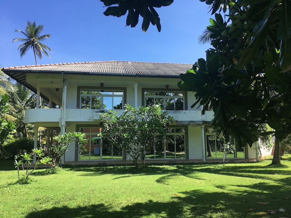 Raja Beach Hotel 4/50