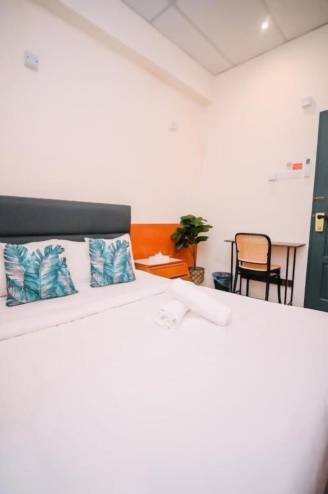 Swing & Pillows at 75 Chulia St 23/38