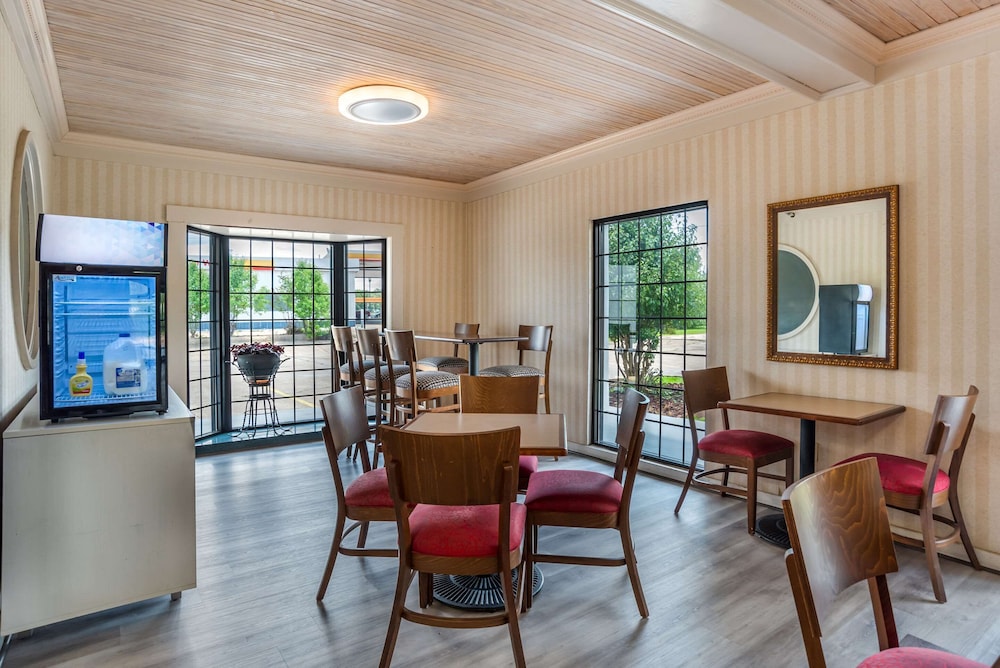 Econo Lodge Inn & Suites Philadelphia MS 72/80