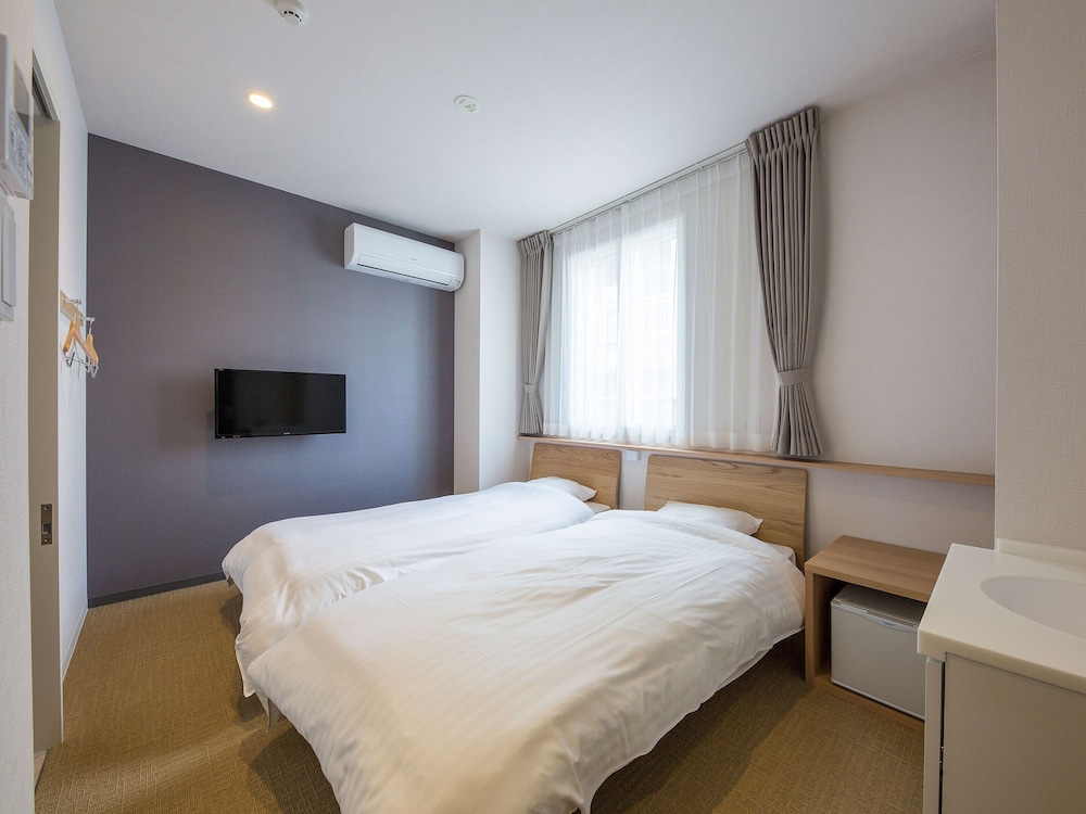 PRIVATE, TWIN BEDS