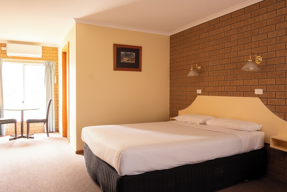 HEPBURN SPRINGS MOTOR INN 17/50
