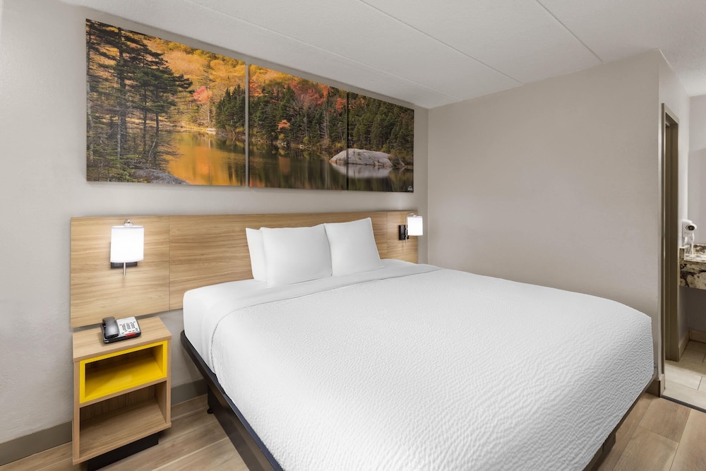 Days Inn by Wyndham Charleston WV 12/33
