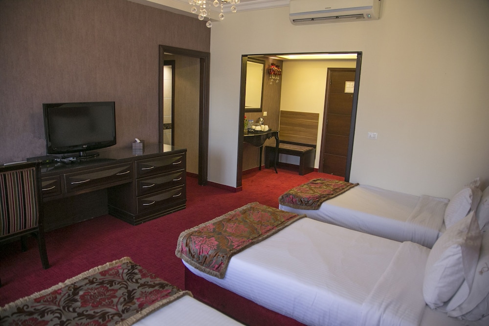 QUEENS SUITE HOTEL 28/61