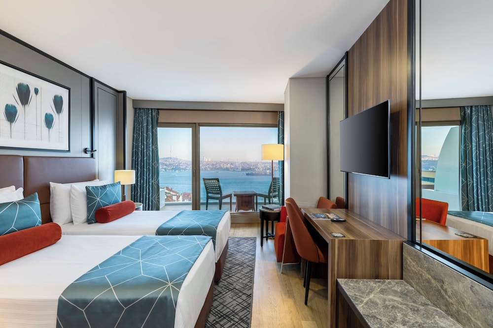 DELUXE, TWIN BEDS, PARTIAL SEA VIEW