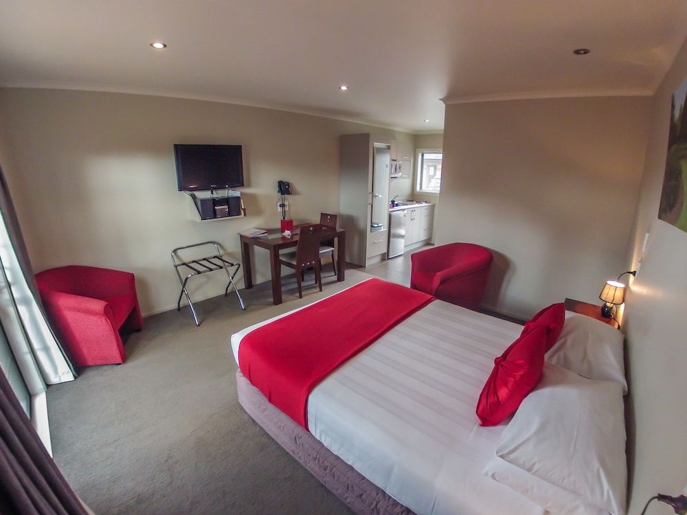 Albert Court Motor Lodge 28/57
