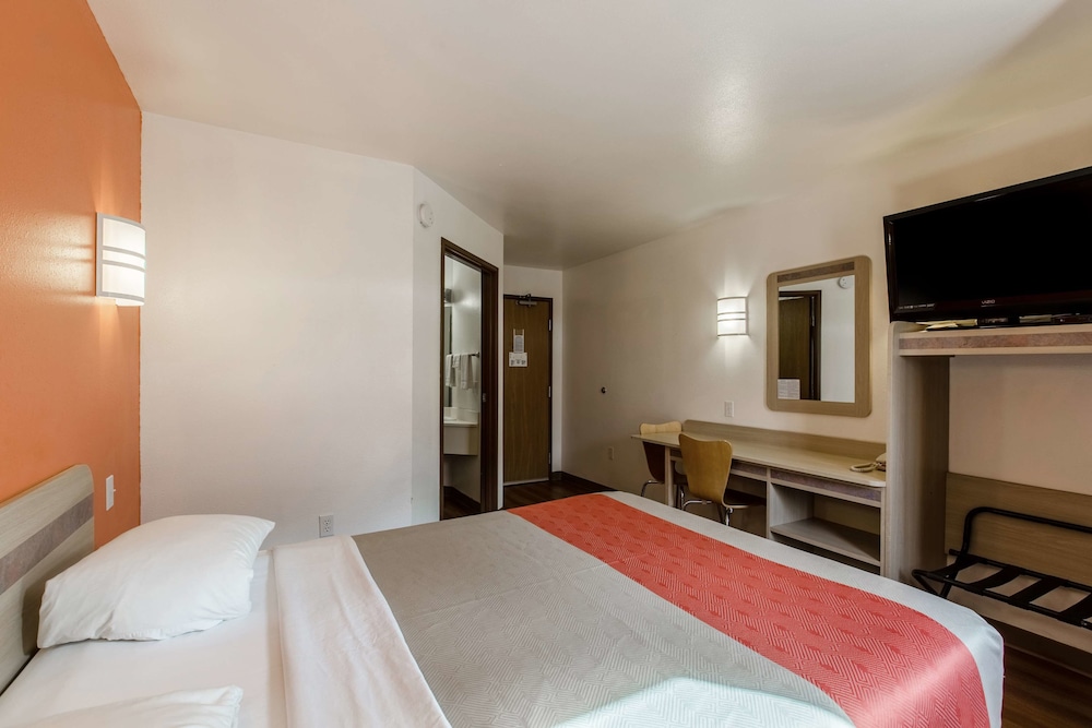 Motel6 Baraboo, WI - Lake Delton 9/49