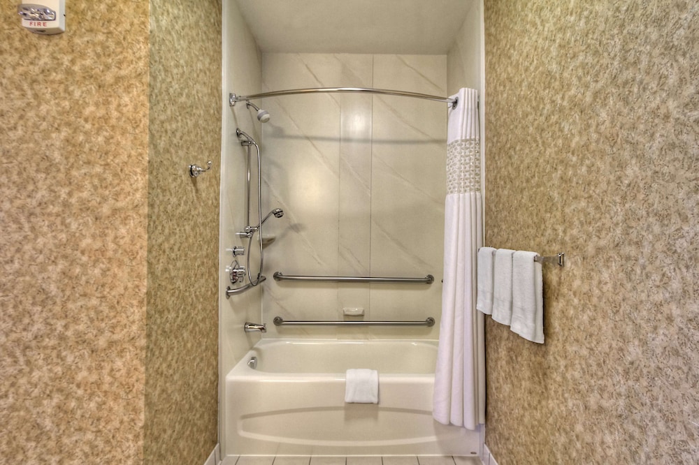 Hampton Inn & Suites Kalamazoo-Oshtemo 12/42