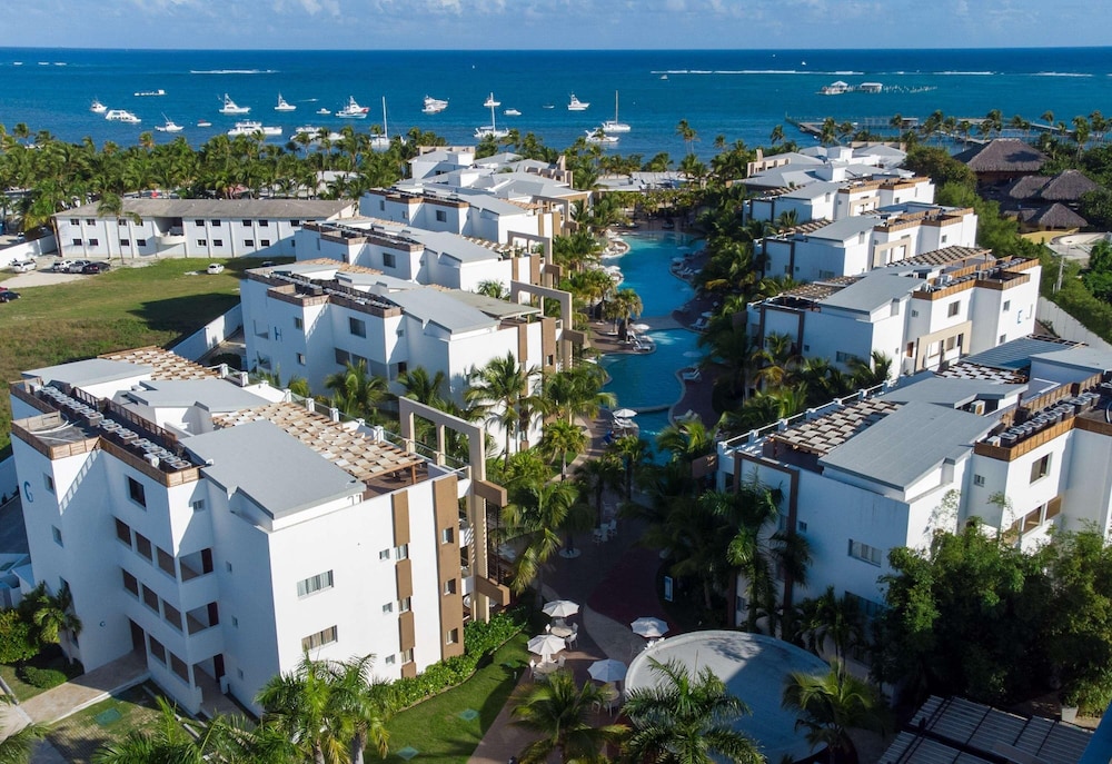 Blue Beach Punta Cana Luxury Resorts 4/47