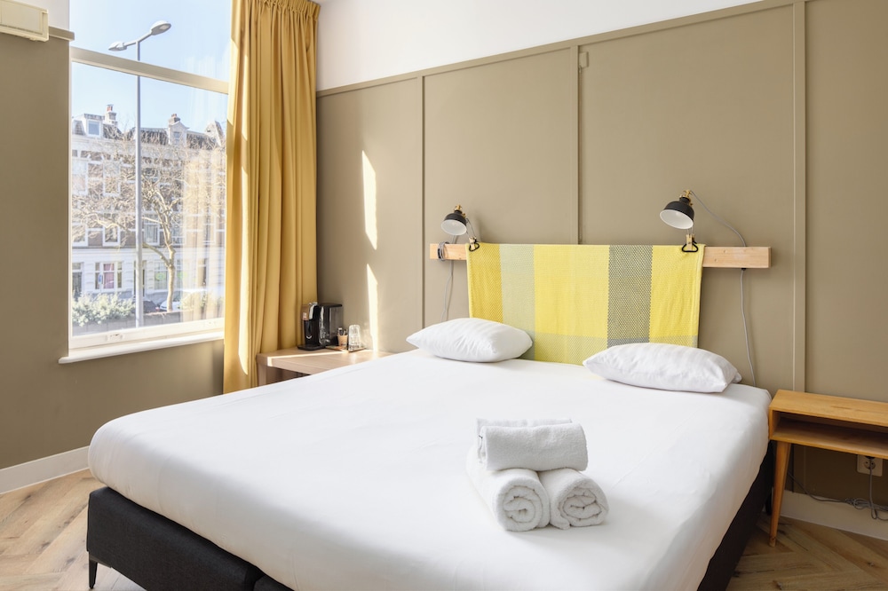Mini, Queen Bed