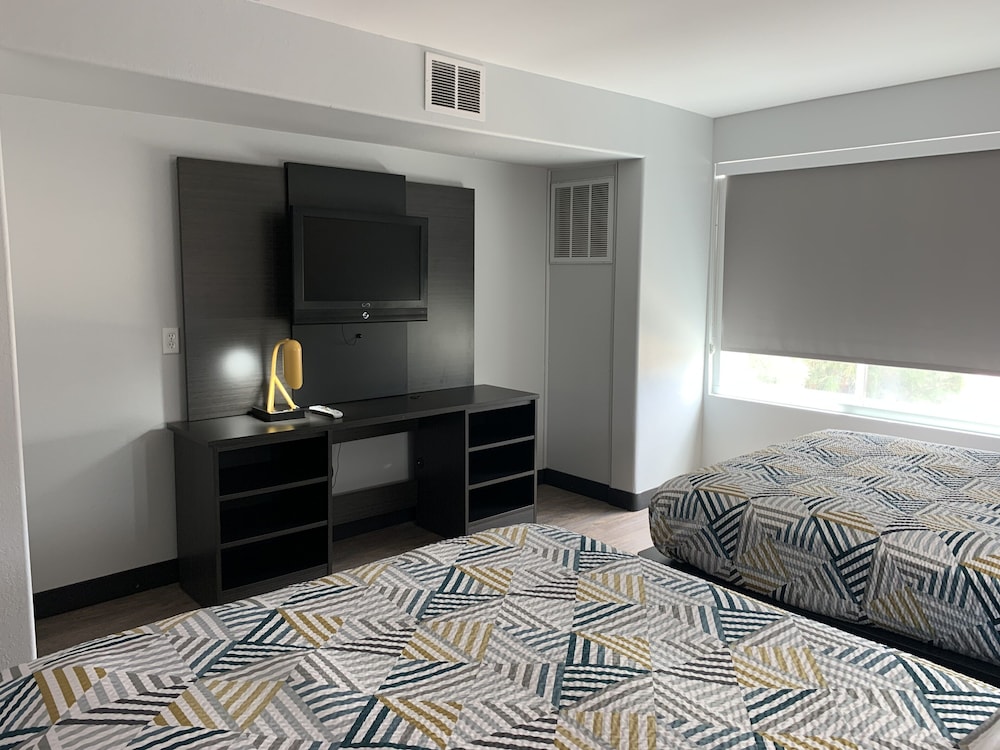 Hawthorn Extended Stay by Wyndham Hobbs 26/50