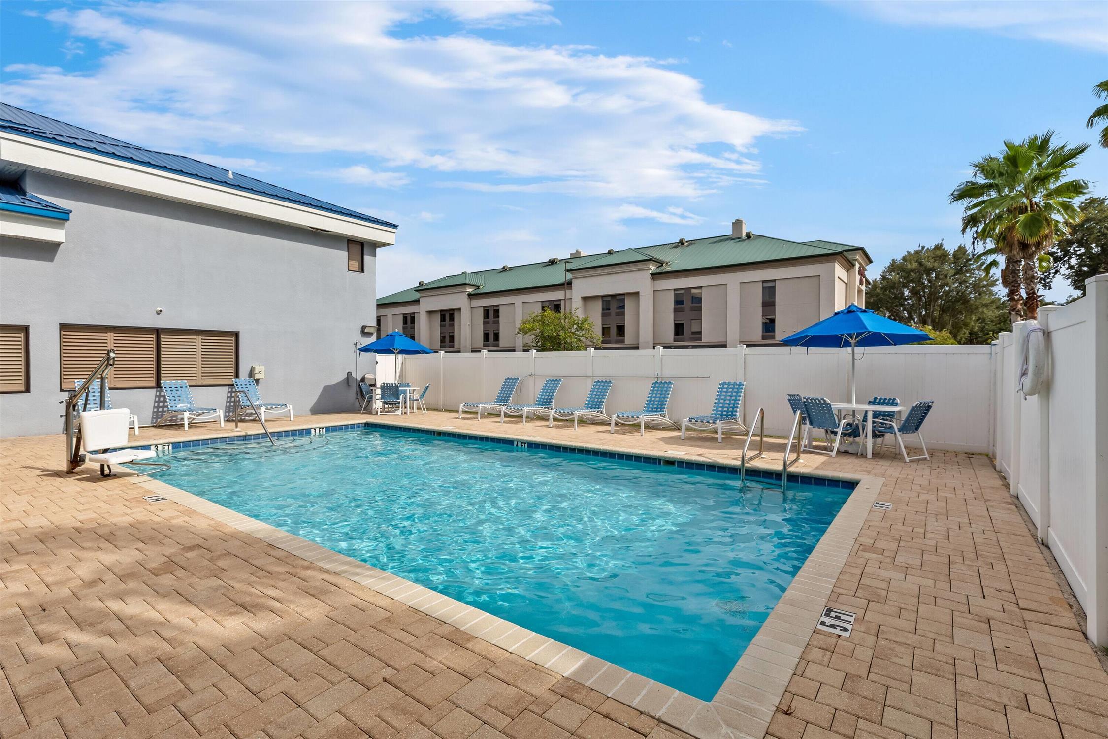 Days Inn & Suites by Wyndham Lakeland 77/85