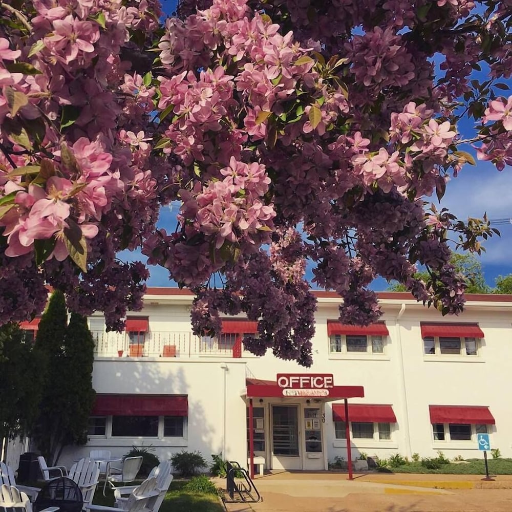 Holiday Music Motel 5/64