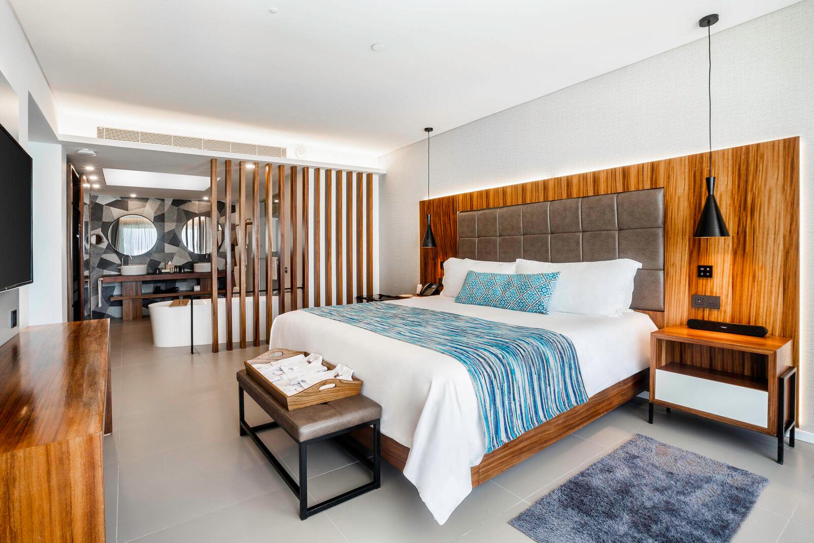 Club, Junior Suite, Outdoor Jetted Tub