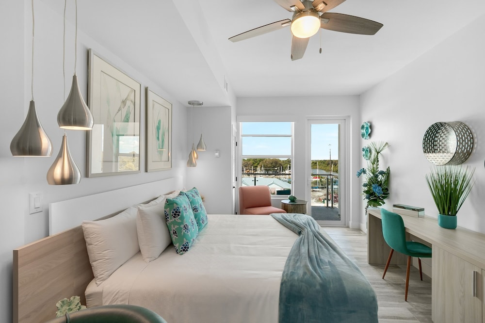 Cape Crossing Resort & Marina 42/68