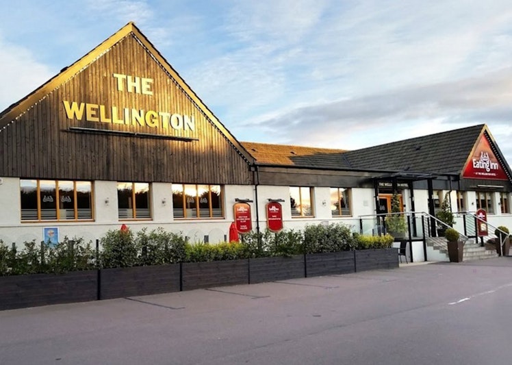 Wellington Hotel by Greene King Inns 1/8
