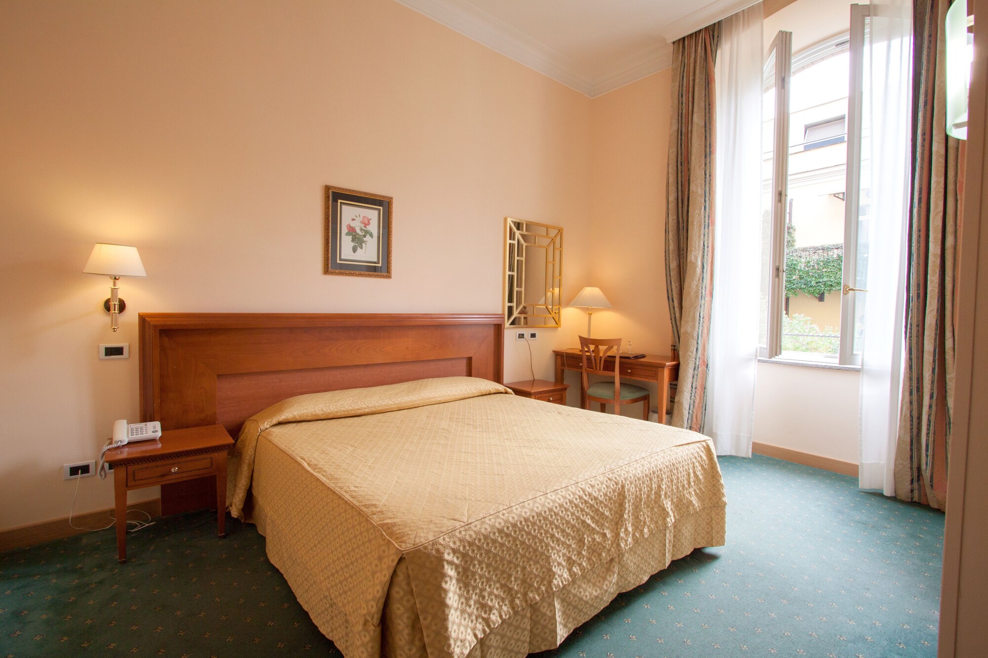 ROOM, DOUBLE BED