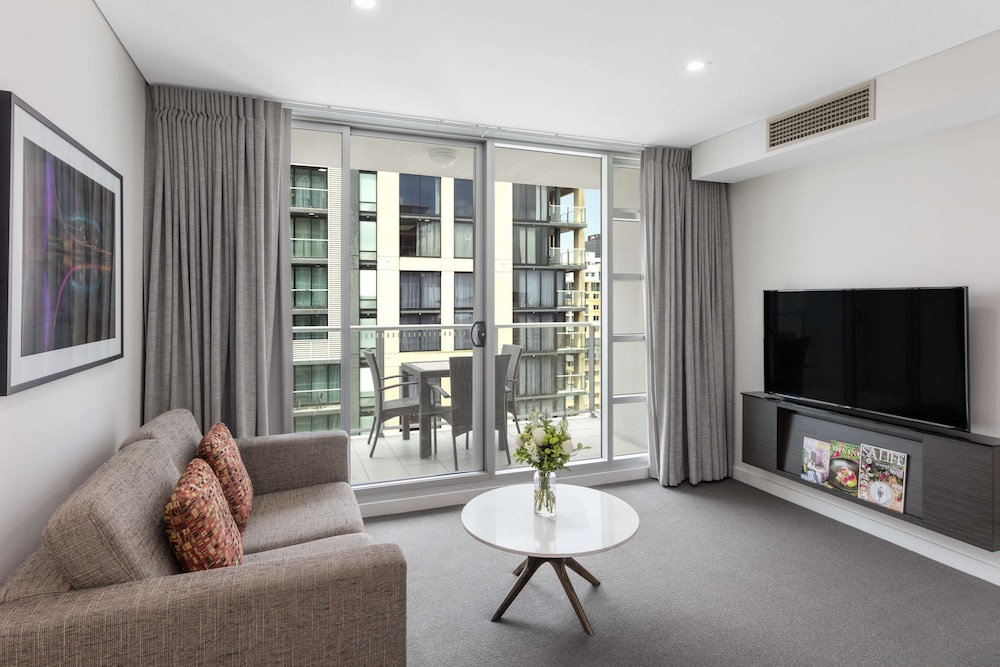 Oaks Embassy Adelaide Suites 39/64