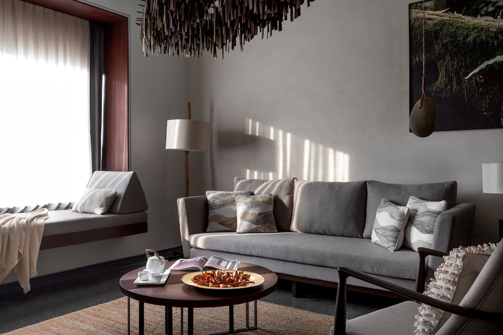 Treeline Urban Resort 26/48