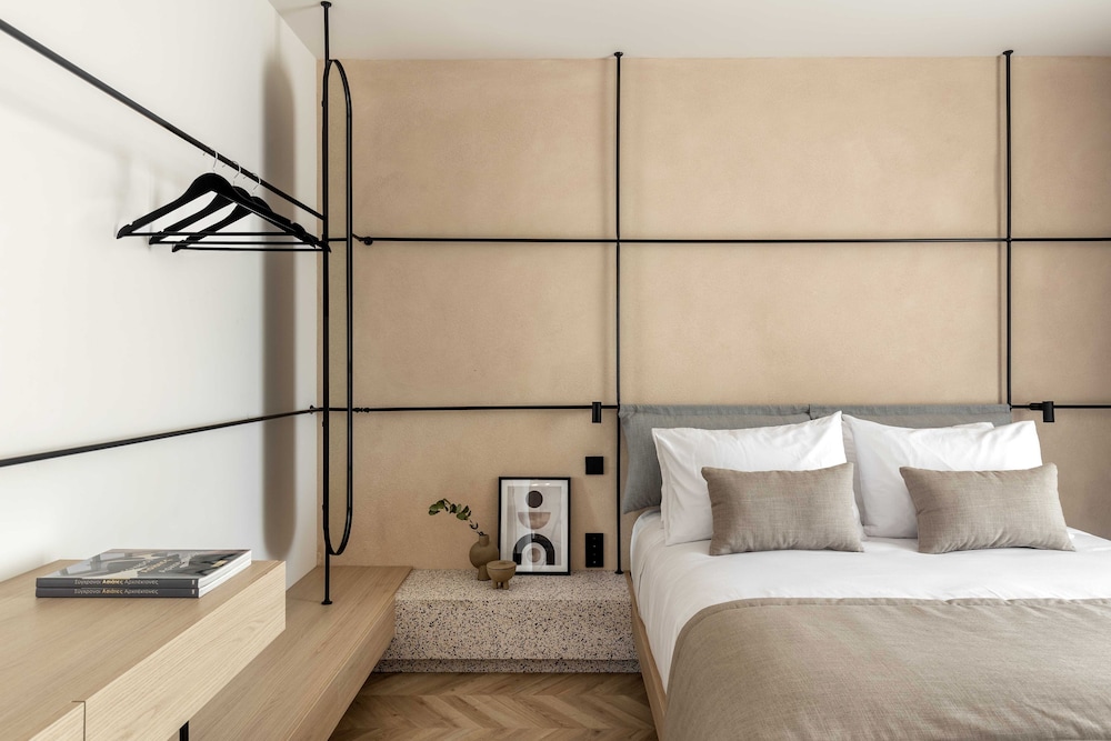 JUNIOR SUITE, QUEEN BED, SOFA
