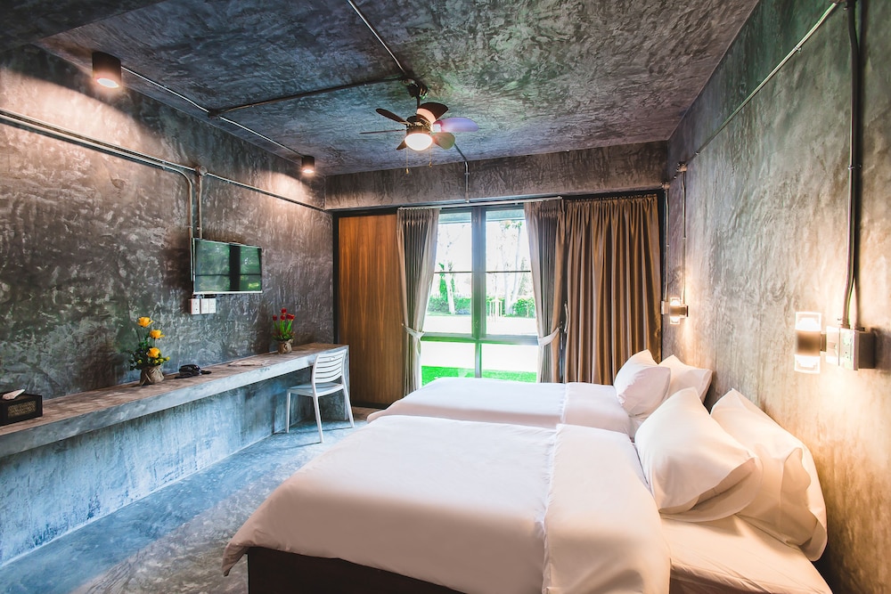 Stucco Loft Residency 32/72