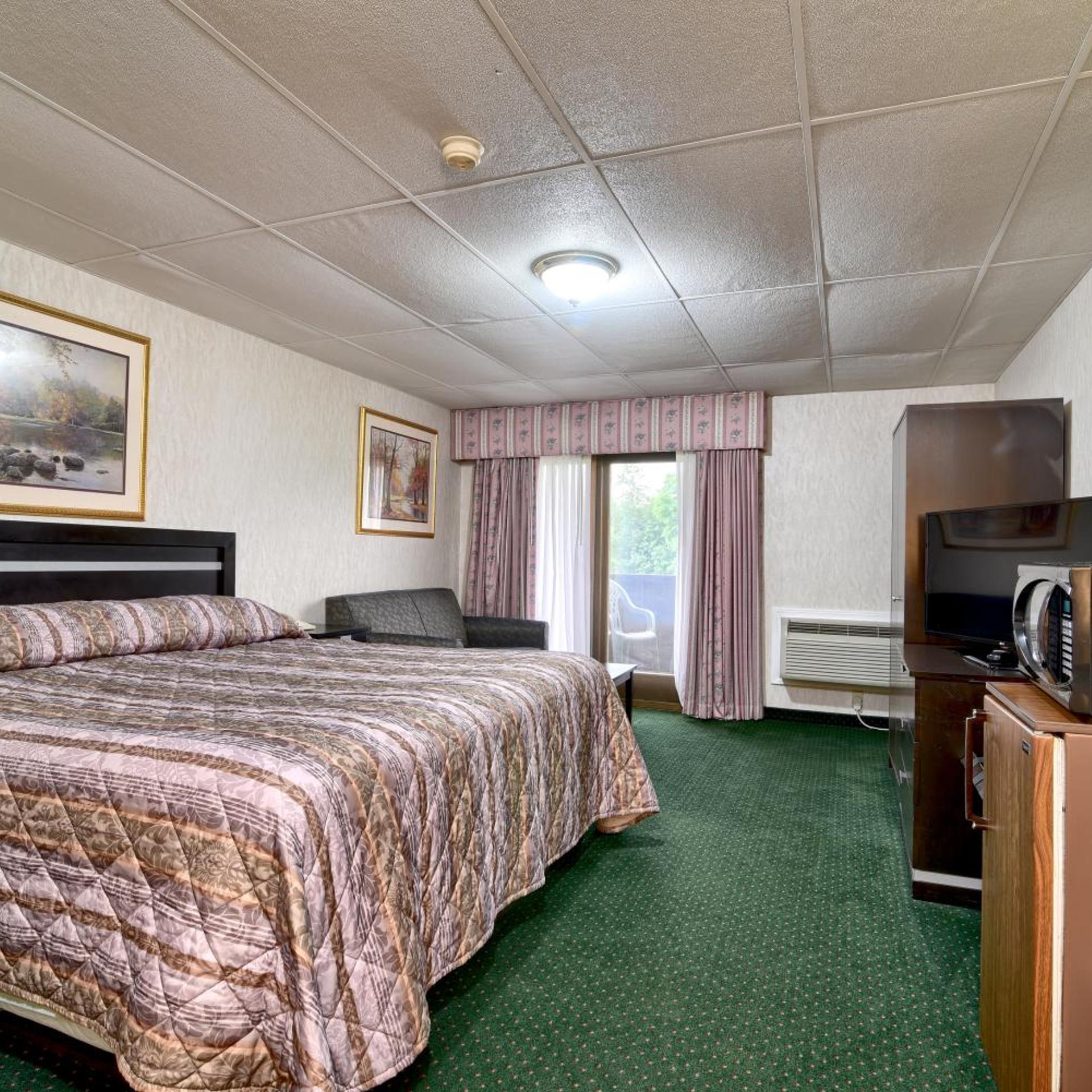 Room, King Bed, Court Side View