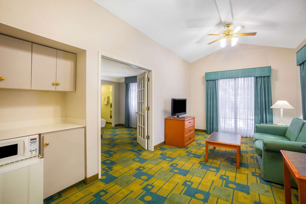 Super 8 by Wyndham Eagle Pass 34/41