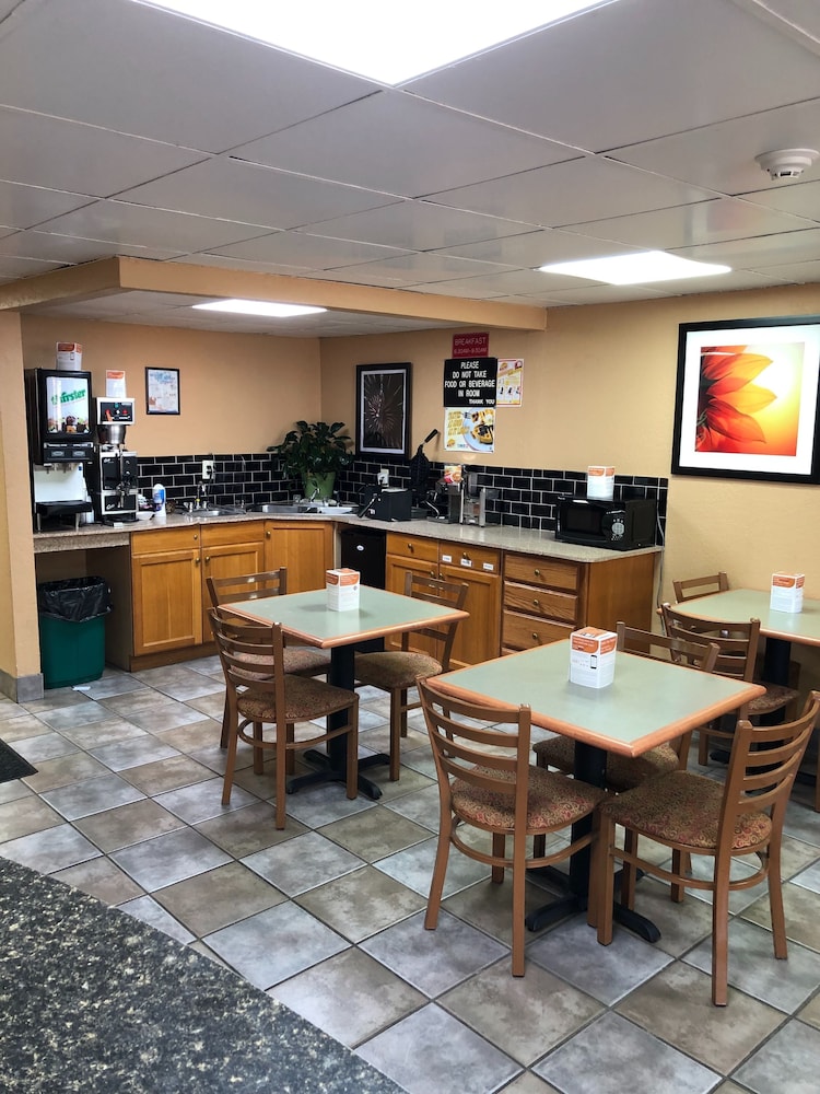 Rodeway Inn Stone Mountain 47/64