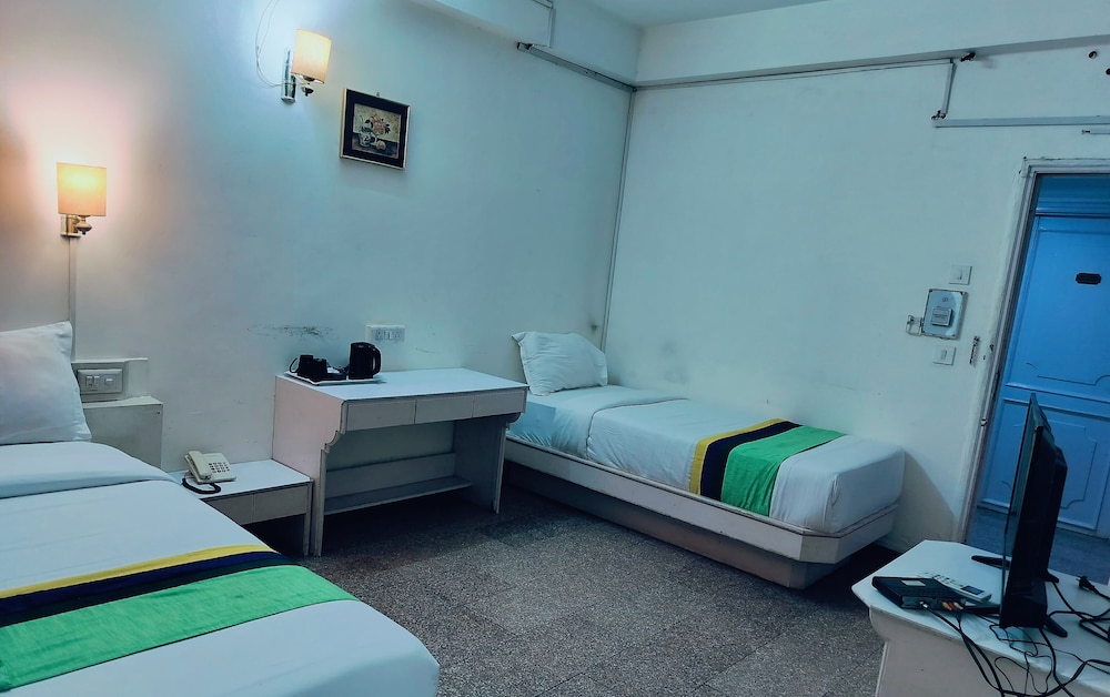Hotel Crown Ahmedabad 27/43