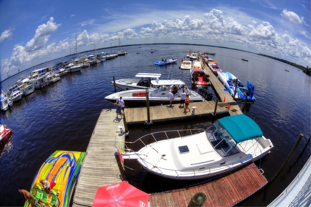 Crystal Cove Riverfront Resort 5/42