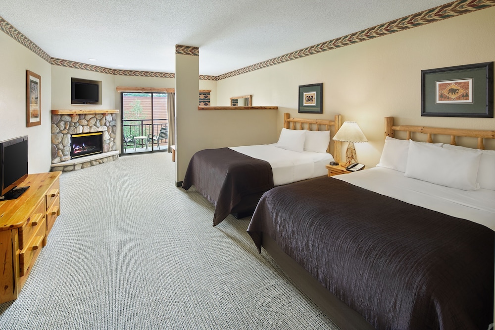 Deluxe, Suite, 1 Single and 2 Queen Beds