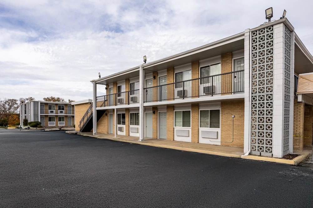 Super 8 by Wyndham Rockford South 3/32