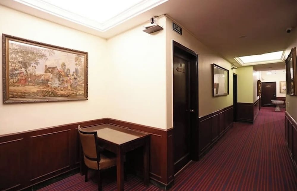 Hamilton Hotel 18/25